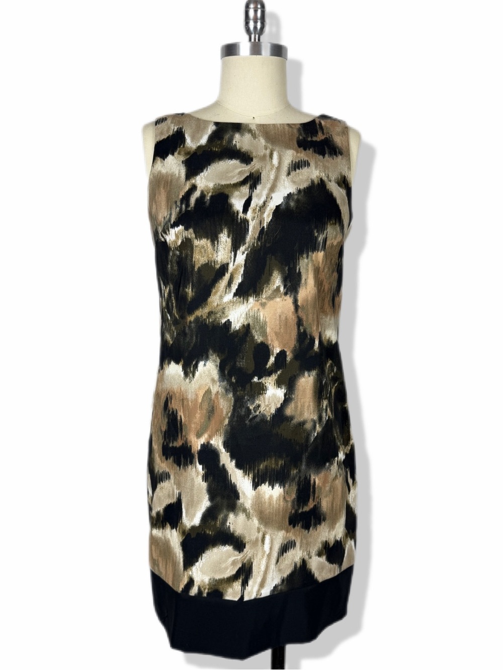 AB Studio Sleeveless Abstract Print Shift Dress in Black and Tan